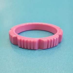 Tamaño personalizable Simple ancho grueso abierto resina brazaletes colorido redondo forma moda brazalete en venta - Product Image 5