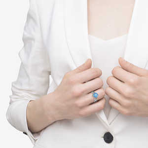 แหวนเพชรทองคำขาว 14k สำหรับคนถนัดขวา ประดับด้วยบลูโทปาซทรงคุชชั่น 4.05 กะรัต เครื่องประดับเพชรที่งดงาม - Product Image 3