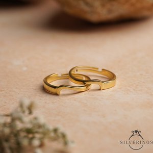 Silverings Joyería Fina de Plata de Ley 925, Anillo de Amor 'Mitad Tuya, Mitad Mía' de Oro Amarillo, Corte Princesa Geométrico Vermeil para Bodas - Product Image 2