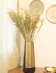 Vase en métal noir et or avec pièce maîtresse décorative au design martelé pour salon, chambre et bureau d'Inde - Product Image 5