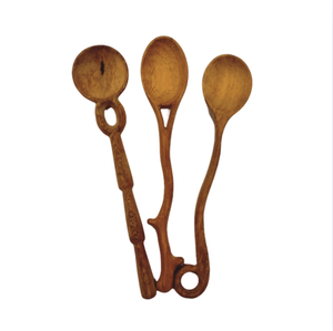 Cuchara de comedor de madera de sapeli tallada, ideal para servir y remover, que destaca la artesanía vietnamita y sus formas únicas. - Product Image 4