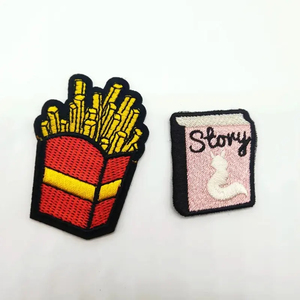 แผ่นป้ายปักลายตัวอักษรสีดำขนาดใหญ่แบบรีดด้วยความร้อนสำหรับผ้าหมวกรูปทรงดอกไม้โลโก้ที่กำหนดเอง - Product Image 4