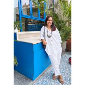 Ensemble coordonné blanc serein, design uni décontracté, tenue deux pièces pour le bureau, haut court et jupe longue au-dessus du genou, coupe courte - Product Image 1