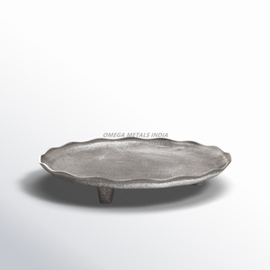 Plateau de service rond en argent fabriqué à la main avec des bords élégants et une finition polie Idéal pour la décoration intérieure élégante et les divertissements - Product Image 1