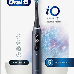 Cepillo de dientes eléctrico Oral-B iO Serie 7 con 2 cabezales de repuesto, Negro Ónix - Product Image 3