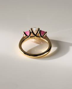 Anillo de tres piedras con diamantes ovalados cultivados en laboratorio y detalles de gemas rosas en oro amarillo/blanco/rosa de 14 quilates - Product Image 4