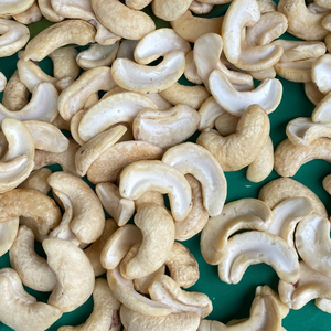 Fournisseur de confiance au Vietnam, noix de cajou crues congelées W320, marque SANTIGO, exportées vers Dubaï, l'UE et le Moyen-Orient - Product Image 1