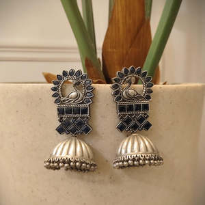 Pendientes Colgantes con Motivo de Pavo Real Tribal Tales, Ónix, Perla y Diamante con Forma de Campana, Diseño Vintage Moderno para Fiestas - Product Image 1