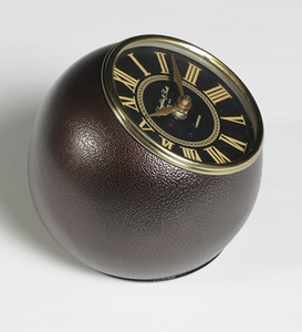 Reloj de mesa de acero contemporáneo y latón Ak, acento moderno para el hogar con atractivo minimalista para escritorios y mesas - Product Image 4