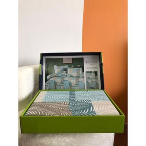 ชุดผ้าห่มเดี่ยวหรูหรา Bella Home ใหม่แกะกล่อง ผ้าฝ้าย 80% โพลีเอสเตอร์ 20% ลายปะติดปะต่อแบบทอ ลายใบไม้สีเขียวมิ้นท์ - Product Image 1