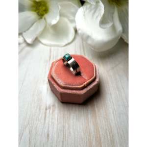 Anillo de Plata de Ley con Turquesa Mohave, Diseño Navajo, con Incrustaciones de Oro Rosa y Baño de Rodio, Licencia Privada 'IS' - Product Image 5