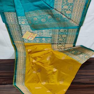 Sarees de Seda Brocada Pura Hechos a Medida, Ideales para la Reventa por Diseñadores de Ropa y Tiendas de Moda, en Color Rosa con Borde Rosa - Product Image 3