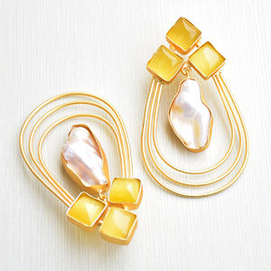 Boucles d'oreilles en laiton de qualité supérieure plaquées or avec perle naturelle et pierre semi-précieuse, finition plaquée or 18 carats, motif unique de créateur - Product Image 3