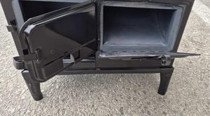 Estufa de Leña Dorello de Acero Negro con Compartimento para Horno y Tubo de Chimenea para Acampar al Aire Libre - Product Image 4