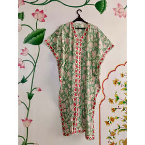 Kaftan sur mesure Pistachio Garden, style africain décontracté, imprimé à la main, taille unique/longueur genou, idéal pour les loisirs, les clubs et les vacances - Product Image 1