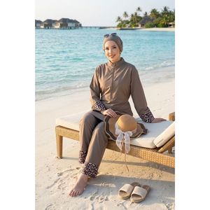 Traje de Baño de Tres Piezas con Estampado de Leopardo y Logotipo Personalizado, Conjunto con Hijab para Baño y Playa - Product Image 1