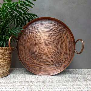 Bandeja de servicio martillada de cobre antiguo Plato redondo hecho a mano de lujo para uso en restaurantes y hoteles - Product Image 1