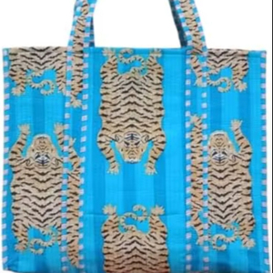 กระเป๋าโท้ทสีฟ้าสุดหรูของผู้หญิงพร้อมฝาปิดซิปแบบคลาสสิกปักลายผู้ผลิตอินเดียส่งออกสำหรับฤดูร้อน - Product Image 1