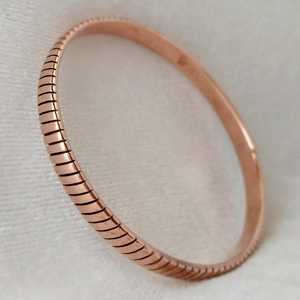 Bracelet en cuivre texturé ajustable fait à la main de 6 à 9 pouces Design classique poli rustique pour hommes et femmes - Product Image 6