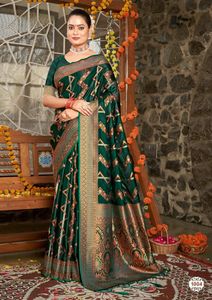 Belle collection de saris en soie de qualité supérieure pour femmes vêtements traditionnels indiens - Product Image 3
