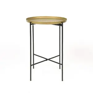 Plateau rond martelé or en métal avec support noir Table d'appoint artisanale pour la décoration du salon - Product Image 1
