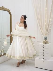 Hermoso vestido Georgette con diseño sin mangas y elegante patrón de cuello adornado con gota Patti trabajo en el escote - Product Image 5