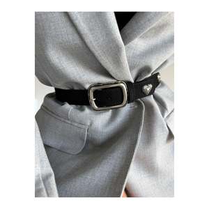 Cinturón de mujer de gamuza con hebilla cuadrada y accesorio de corazón, para pantalón, chaqueta, camisa, vestido - Negro-Ennegrecido - Product Image 2