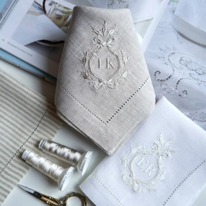 Ensemble de sets de table et de serviettes en coton indien à motifs floraux imprimés à la main et brodés, best-seller, avec 6 sets de table et 6 serviettes - Product Image 1