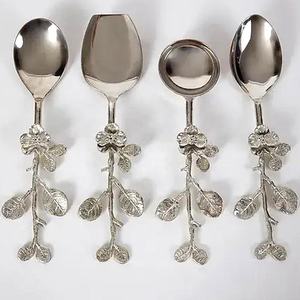 Ensemble de couverts de service à salade en acier inoxydable avec poignée de conception de brindille de fleur avec feuille pour mariage - Product Image 1