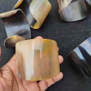 Brazaletes de Cuerno Pulidos Modernos y Ecológicos para Regalo de Boda, Conjunto de Brazaletes de Cuerno de Búfalo Natural de Moda con Diamantes Oscuros - Product Image 2