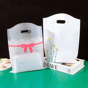 Bolsa de plástico con asa troquelada de LDPE transparente impermeable portátil en stock para uso en <span class=keywords><strong>tienda</strong></span> de comestibles o librería - Product Image 3