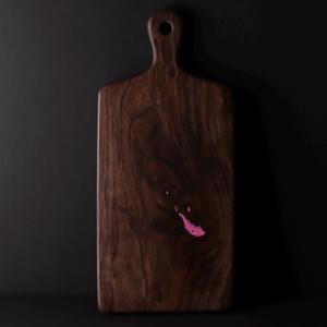 Tabla de Madera de Nogal Más Vendida con Asa, Diseño de Epoxi Rosa, Plato Decorativo para Cocina, Comedor y Regalos - Product Image 1
