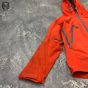 Veste en polaire à capuche douce de qualité supérieure, nouvelle conception, chaude pour l'hiver, fermeture éclair, logo personnalisé imprimé en relief - Product Image 4