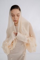 Belle conception de robe à capuche manches bouffantes grandes poignets fabriqués à la main détail de fleurs ELIE EMB haut tissu tri-acétate transparent Vietnam