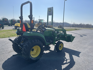 Tracteur utilitaire compact JD John Deere 2032R 31HP 4x4, transmission hydrostatique, chargeur frontal, pelle arrière, tondeuse, prêt à l'emploi, diesel - Product Image 4