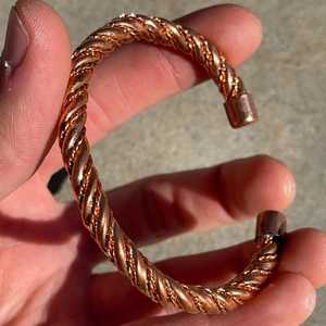 กำไลข้อมือทองแดงผสมทำมือ ชุบทองแดงโบราณ ปรับขนาดได้ 6-9 นิ้ว ดีไซน์บิดเกลียว ประดับเพชรแม่เหล็ก ทันสมัย สไตล์คริสเตียน บำบัดรักษา สำหรับคนรัก - Product Image 4