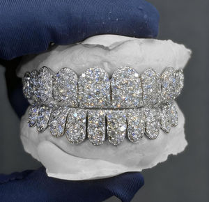 Grillz en or blanc élégant avec diamants en moissanite, étincelant et brillant, design haut de gamme et bijoux polis - Product Image 4
