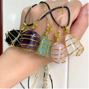 Collier pendentif en pierre de cristal brut naturel pour femmes, pendentif Chakra irrégulier de guérison enveloppé de fil d'or - Product Image 1