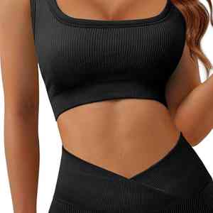 Conjunto de ropa de yoga personalizada para mujer diseñado con material elástico suave que garantiza la comodidad durante el entrenamiento y la meditación. - Product Image 3