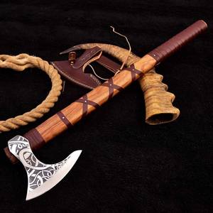 Hacha de Constructor de Acero con Alto Contenido de Carbono Forjada a Mano, Mango de Madera Personalizado OEM, Cabeza Barbuda para Acampar, Funda de Cuero - Product Image 1