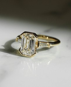 Anillo de Diamante Cultivado en Laboratorio con Corte Esmeralda de 2.20 CTW, Anillo de Compromiso y Boda de Tres Piedras, Oro Amarillo de 4K, VS1, Joyería Fina, Venta al Por Mayor de Fábrica - Product Image 2