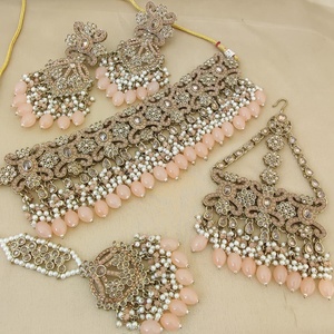 Hermoso Collar Gargantilla Chapado en Oro de Primera Calidad con Hermosos Aretes, Maang Tikka y Pasa, Perfecto para Bodas - Product Image 3