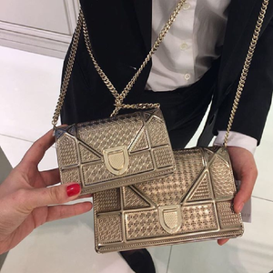 Pochette rectangulaire ornée de cristaux, strass étincelants et métal doré. Disponible au prix de gros. - Product Image 5