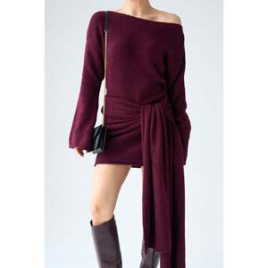 ชุดเดรสไหมพรมสีเบอร์กันดีพร้อมผ้าคลุมไหล่ - Product Image 3
