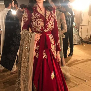 Nouvelle veste brodée élégante et lourde, robe LEHENGA embellit les perles de verre en cristal, travail DABKA pour les tenues de fête/mariage @ 2022 - Product Image 1