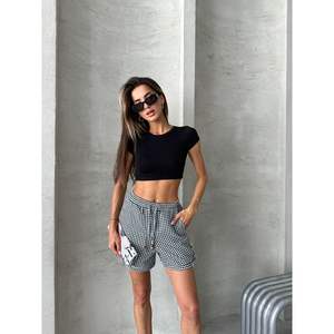 Shorts noirs à carreaux pour femmes Topshow avec lacets latéraux – Produit en gros - Product Image 2