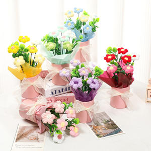 Bouquet de tournesols tricotés en gros pour la Fête des Femmes et la Fête des Mères, idéal pour les événements et cadeaux de Pâques - Product Image 1