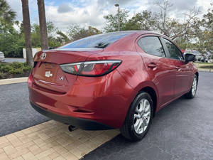 Voiture d'occasion de qualité et abordable, Toyota Yaris iA rouge 2017, conduite à gauche - Product Image 5