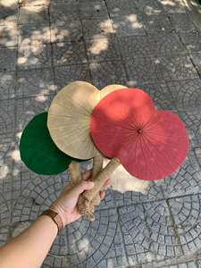 พัดลมมือเป็นมิตรกับสิ่งแวดล้อมเทรนด์ร้อน2024ใบบัววัสดุธรรมชาติงานฝีมือทนทานจากเวียดนาม - Product Image 6