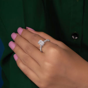 Bague en diamant Moissanite allongée coupe rayonnante de 3.07 carats Bague de fiançailles Halo caché glace pilée en or massif - Product Image 3